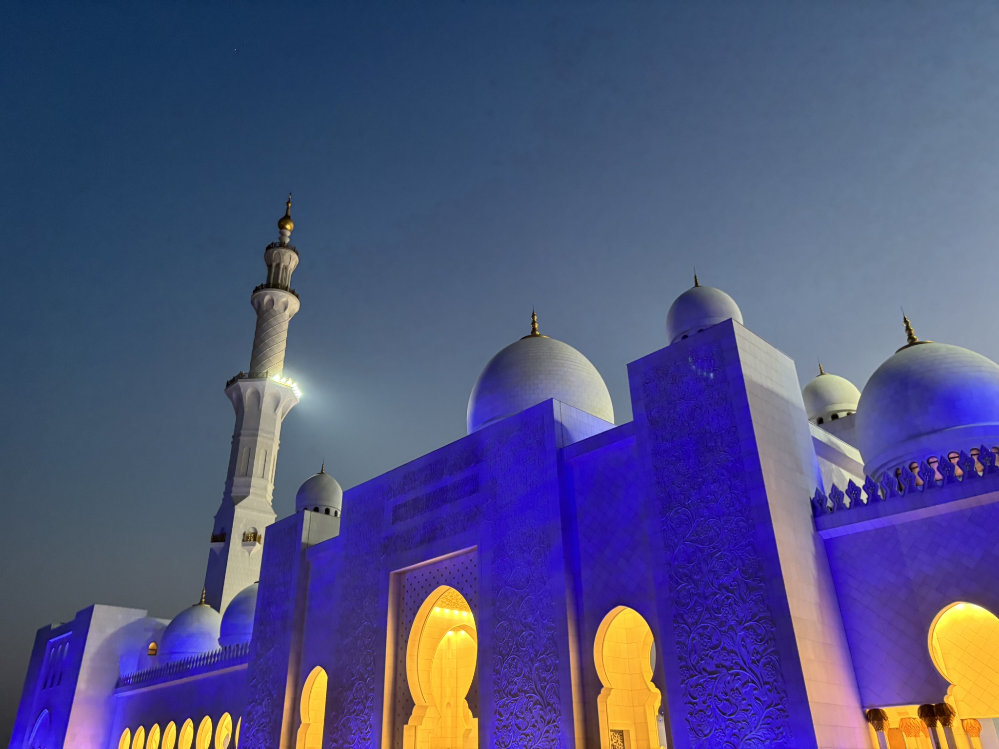 蓝调下的大清真寺。阿布扎比，阿联酋。