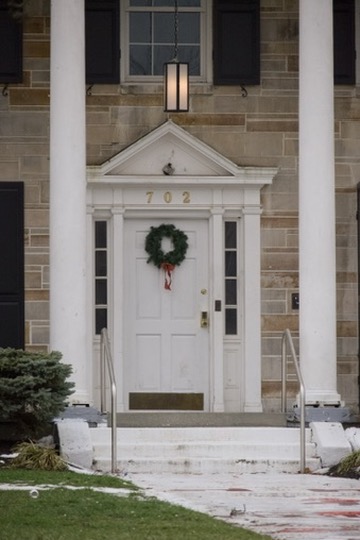 挂着圣诞节花环的一处房屋。